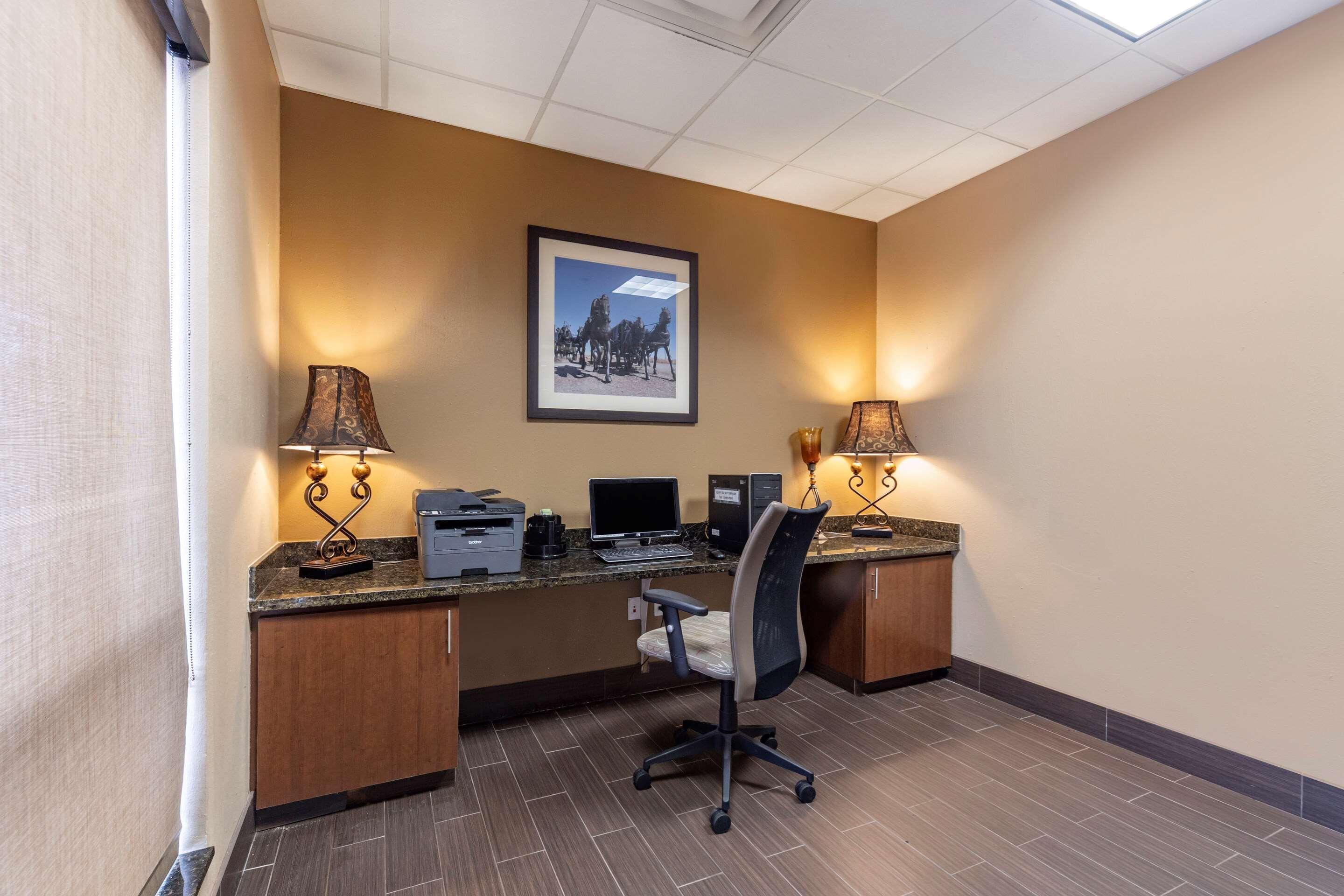 Comfort Inn & Suites Shawnee North Near I-40 מראה חיצוני תמונה